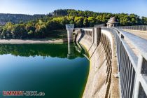 Auf der „Luftseite“, die zur Biggetalsperre zeigt, wurden die aufwändigen Sanierungsarbeiten ebenfalls in mehreren Abschnitten vorgenommen und 2018 abgeschlossen. • © ummeteck.de - Silke Schön